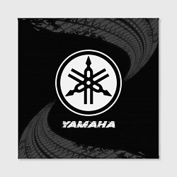 Холст квадратный Yamaha speed на темном фоне со следами шин, цвет: 3D-принт — фото 2