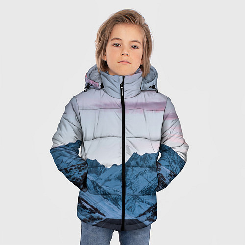 Зимняя куртка для мальчика Белые зимние горы с дорогой / 3D-Светло-серый – фото 3