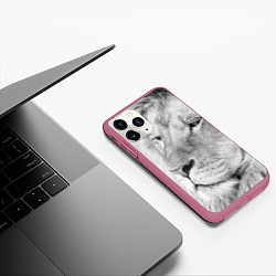 Чехол iPhone 11 Pro матовый Мудрый лев, цвет: 3D-малиновый — фото 2