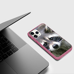 Чехол iPhone 11 Pro матовый Озадаченный енот, цвет: 3D-малиновый — фото 2