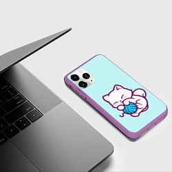 Чехол iPhone 11 Pro матовый Белый котенок с клубком милый, цвет: 3D-фиолетовый — фото 2