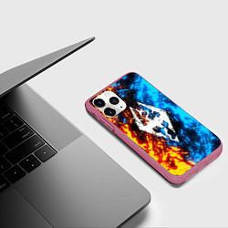 Чехол iPhone 11 Pro матовый TES SKYRIM BATTLE FIRE БИТВА ОГНЕЙ, цвет: 3D-малиновый — фото 2