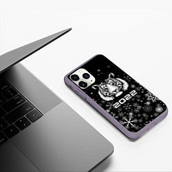 Чехол iPhone 11 Pro матовый Новогодний тиг 2022 со снежинками, цвет: 3D-серый — фото 2