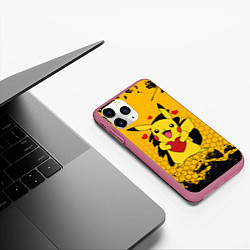 Чехол iPhone 11 Pro матовый ПОКЕМОНЫ, ПИКАЧУ ДЕРЖИТ СЕРДЦЕ, цвет: 3D-малиновый — фото 2
