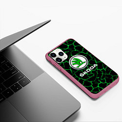 Чехол iPhone 11 Pro матовый Skoda трещины, цвет: 3D-малиновый — фото 2