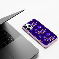Чехол iPhone 11 Pro матовый Цветы Фиолетовые Ирисы На Синем Фоне, цвет: 3D-розовый — фото 2
