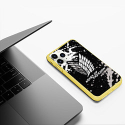 Чехол iPhone 11 Pro матовый Attack on Titan wings of freedom, цвет: 3D-желтый — фото 2