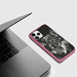 Чехол iPhone 11 Pro матовый Серый мудрый волк, цвет: 3D-малиновый — фото 2