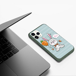 Чехол iPhone 11 Pro матовый Милый зайка с шариком-морковкой, цвет: 3D-темно-зеленый — фото 2