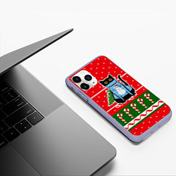 Чехол iPhone 11 Pro матовый Котик в синем свитере с ёлочкой, цвет: 3D-светло-сиреневый — фото 2