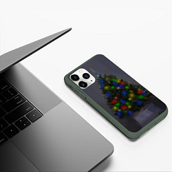 Чехол iPhone 11 Pro матовый Огни на новогодней елке, цвет: 3D-темно-зеленый — фото 2