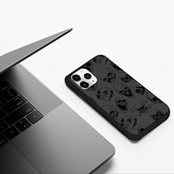 Чехол iPhone 11 Pro матовый Раскиданные черепа, цвет: 3D-черный — фото 2