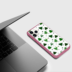 Чехол iPhone 11 Pro матовый Узор с зелеными елочками, цвет: 3D-малиновый — фото 2