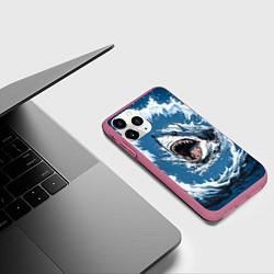 Чехол iPhone 11 Pro матовый Морда акулы в воде, цвет: 3D-малиновый — фото 2