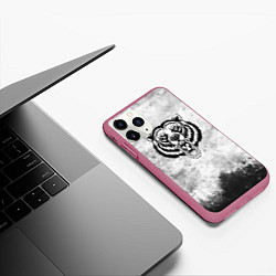 Чехол iPhone 11 Pro матовый Texture - медведь в ярости, цвет: 3D-малиновый — фото 2