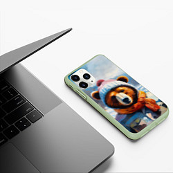 Чехол iPhone 11 Pro матовый Бурый медведь в зимней одежде, цвет: 3D-салатовый — фото 2