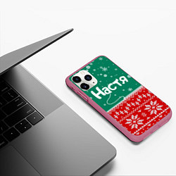 Чехол iPhone 11 Pro матовый Настя новогодний ugly свитер, цвет: 3D-малиновый — фото 2