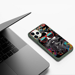 Чехол iPhone 11 Pro матовый Хиппи в красных очках, цвет: 3D-темно-зеленый — фото 2