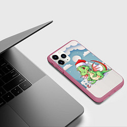 Чехол iPhone 11 Pro матовый Милый маленький новогодний дракон в новогодней шап, цвет: 3D-малиновый — фото 2
