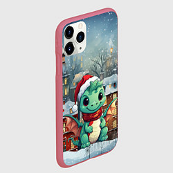 Чехол iPhone 11 Pro матовый Милый маленький дракон новогодний на фоне домов, цвет: 3D-малиновый — фото 2