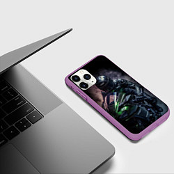 Чехол iPhone 11 Pro матовый Мотоциклист на спортивном байке черный фон, цвет: 3D-фиолетовый — фото 2