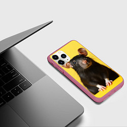 Чехол iPhone 11 Pro матовый Крыса черная, цвет: 3D-малиновый — фото 2