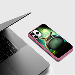 Чехол iPhone 11 Pro матовый Тоторо в лесу от нейросети, цвет: 3D-малиновый — фото 2