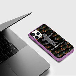 Чехол iPhone 11 Pro матовый Кот на фоне рыбного паттерна, цвет: 3D-фиолетовый — фото 2