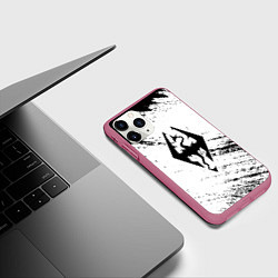Чехол iPhone 11 Pro матовый The Elder Scrolls чёрно белые краски, цвет: 3D-малиновый — фото 2