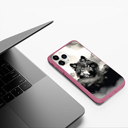 Чехол iPhone 11 Pro матовый Голова серого волка, цвет: 3D-малиновый — фото 2