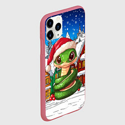 Чехол iPhone 11 Pro матовый Новогодняя зеленая змейка во дворе, цвет: 3D-малиновый — фото 2