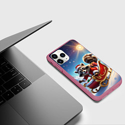 Чехол iPhone 11 Pro матовый Енот на санях, цвет: 3D-малиновый — фото 2