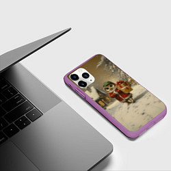 Чехол iPhone 11 Pro матовый Сова с подарками идет праздновать новый год, цвет: 3D-фиолетовый — фото 2