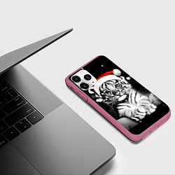 Чехол iPhone 11 Pro матовый Милый тигрёнок на Рождество, цвет: 3D-малиновый — фото 2