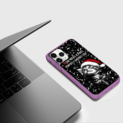 Чехол iPhone 11 Pro матовый Милый котик в шапке Деда Мороза, цвет: 3D-фиолетовый — фото 2