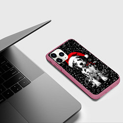 Чехол iPhone 11 Pro матовый Далматинец в шапке Деда Мороза, цвет: 3D-малиновый — фото 2