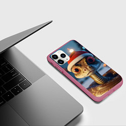 Чехол iPhone 11 Pro матовый Новогодний змееныш в шапочке, цвет: 3D-малиновый — фото 2