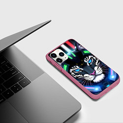 Чехол iPhone 11 Pro матовый Яркий неоновый кибер тигр, цвет: 3D-малиновый — фото 2