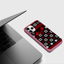 Чехол iPhone 11 Pro матовый Алиса новогодний свитер, цвет: 3D-малиновый — фото 2