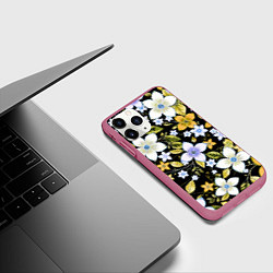 Чехол iPhone 11 Pro матовый Жёлто-белые цветы на чёрном фоне, цвет: 3D-малиновый — фото 2