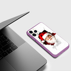 Чехол iPhone 11 Pro матовый Дед Мороз выглядывает из дыры в стене, цвет: 3D-фиолетовый — фото 2