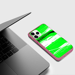Чехол iPhone 11 Pro матовый Горизонтальные чёрно-белые линии на зелёном фоне, цвет: 3D-малиновый — фото 2