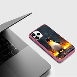 Чехол iPhone 11 Pro матовый Пингвин в огне, цвет: 3D-малиновый — фото 2