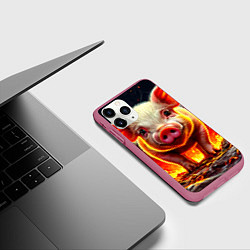 Чехол iPhone 11 Pro матовый Свинка в огне, цвет: 3D-малиновый — фото 2