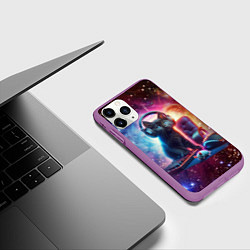 Чехол iPhone 11 Pro матовый Котёнок в наушниках с мышкой в космосе, цвет: 3D-фиолетовый — фото 2