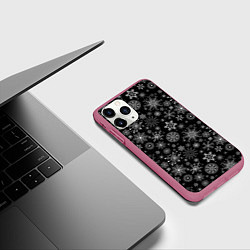 Чехол iPhone 11 Pro матовый Белые снежинки на черном, цвет: 3D-малиновый — фото 2