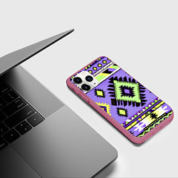 Чехол iPhone 11 Pro матовый Геометрический сиренево желтый орнамент ацтеков, цвет: 3D-малиновый — фото 2