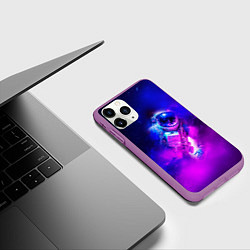 Чехол iPhone 11 Pro матовый Космонавт среди облаков, цвет: 3D-фиолетовый — фото 2