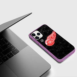 Чехол iPhone 11 Pro матовый Детройт Ред Уингз - черные соты, цвет: 3D-фиолетовый — фото 2