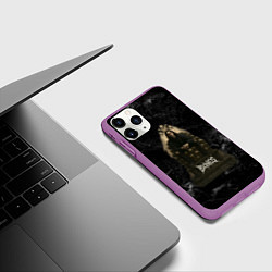 Чехол iPhone 11 Pro матовый Bones сидит на троне из черепов, цвет: 3D-фиолетовый — фото 2